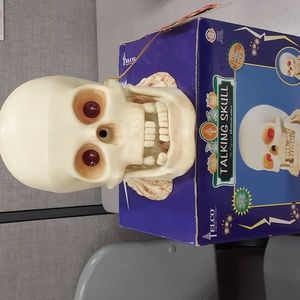New talking 1998 vintage aminated and illuminated skull. Batteries not included.
